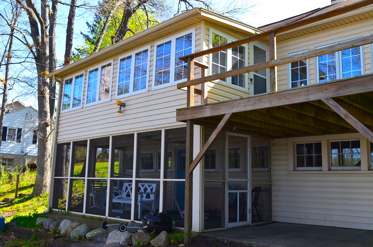 2 bedroom home with 61 feet of lakefront views on Jimmerson Lake