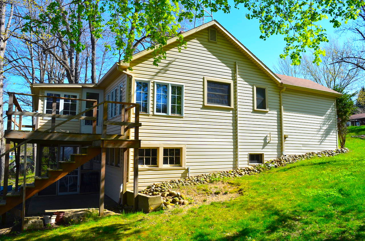 2 bedroom home with 61 feet of lakefront views on Jimmerson Lake