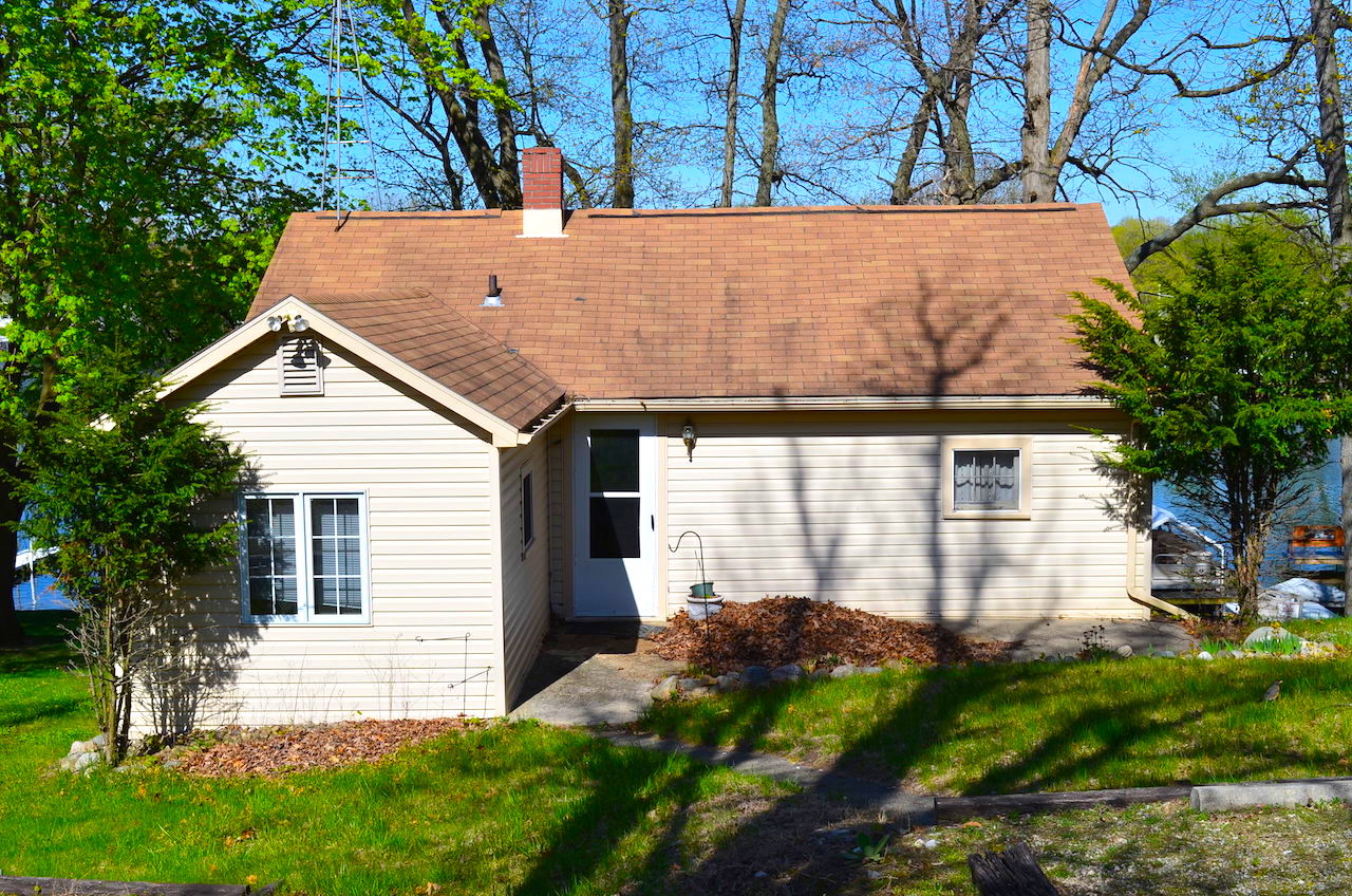 2 bedroom home with 61 feet of lakefront views on Jimmerson Lake