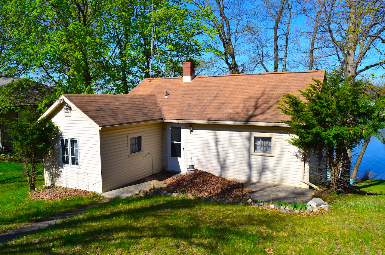 2 bedroom home with 61 feet of lakefront views on Jimmerson Lake