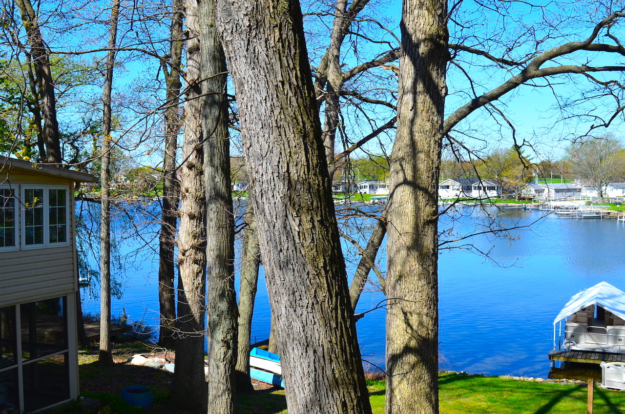 2 bedroom home with 61 feet of lakefront views on Jimmerson Lake