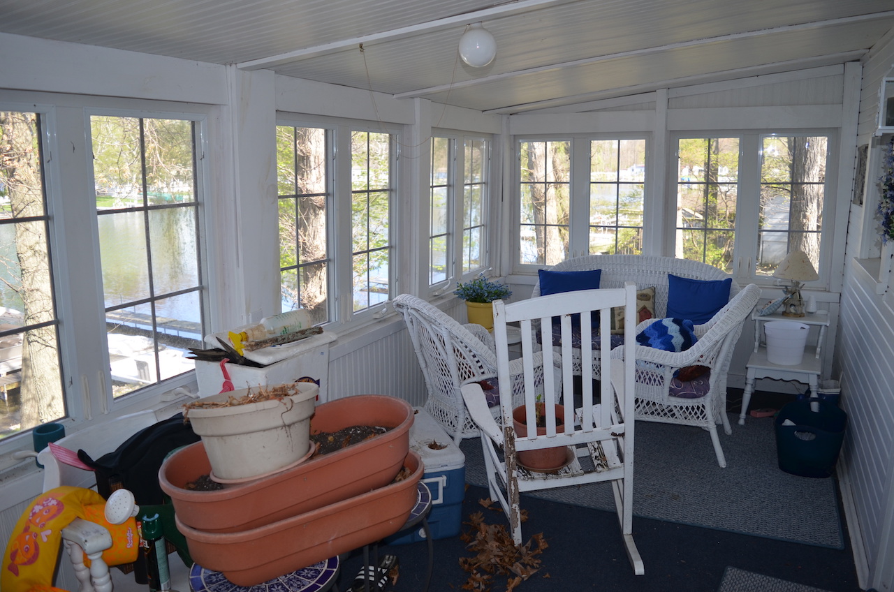 2 bedroom home with 61 feet of lakefront views on Jimmerson Lake