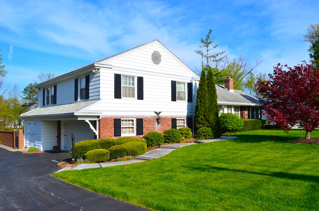 Well maintained 3 bedroom trilevel home w/ attached garage off Smith
