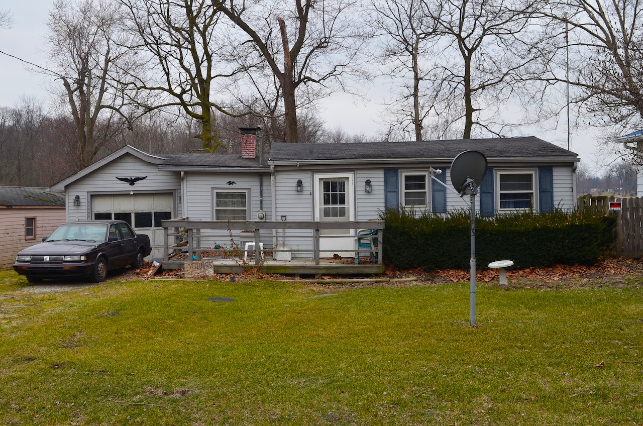 2 lakefront Investment homes with garages & 2 adjacent lots located on Lake Everett. Scheerer