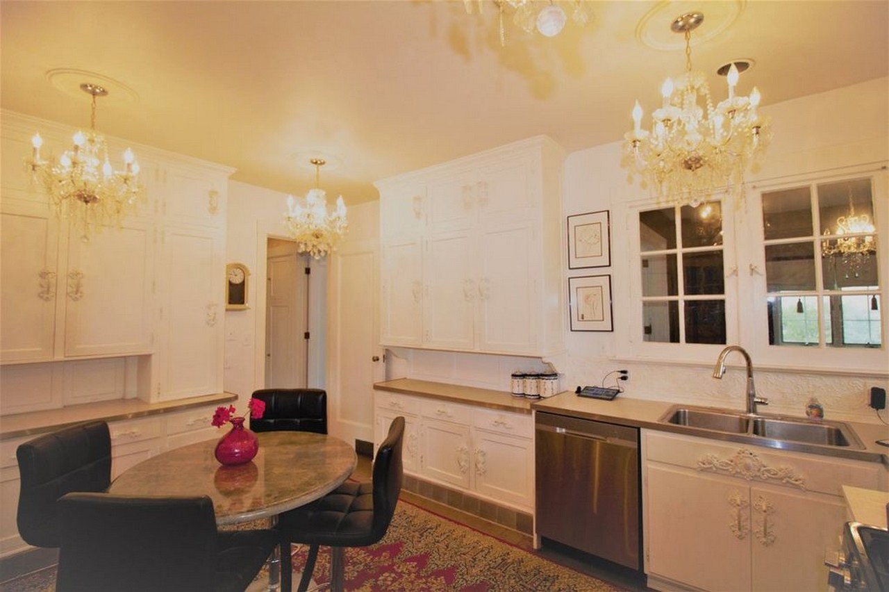 Stunning 6 Bedroom 6 Bathroom Historic Mansion in Kendallville