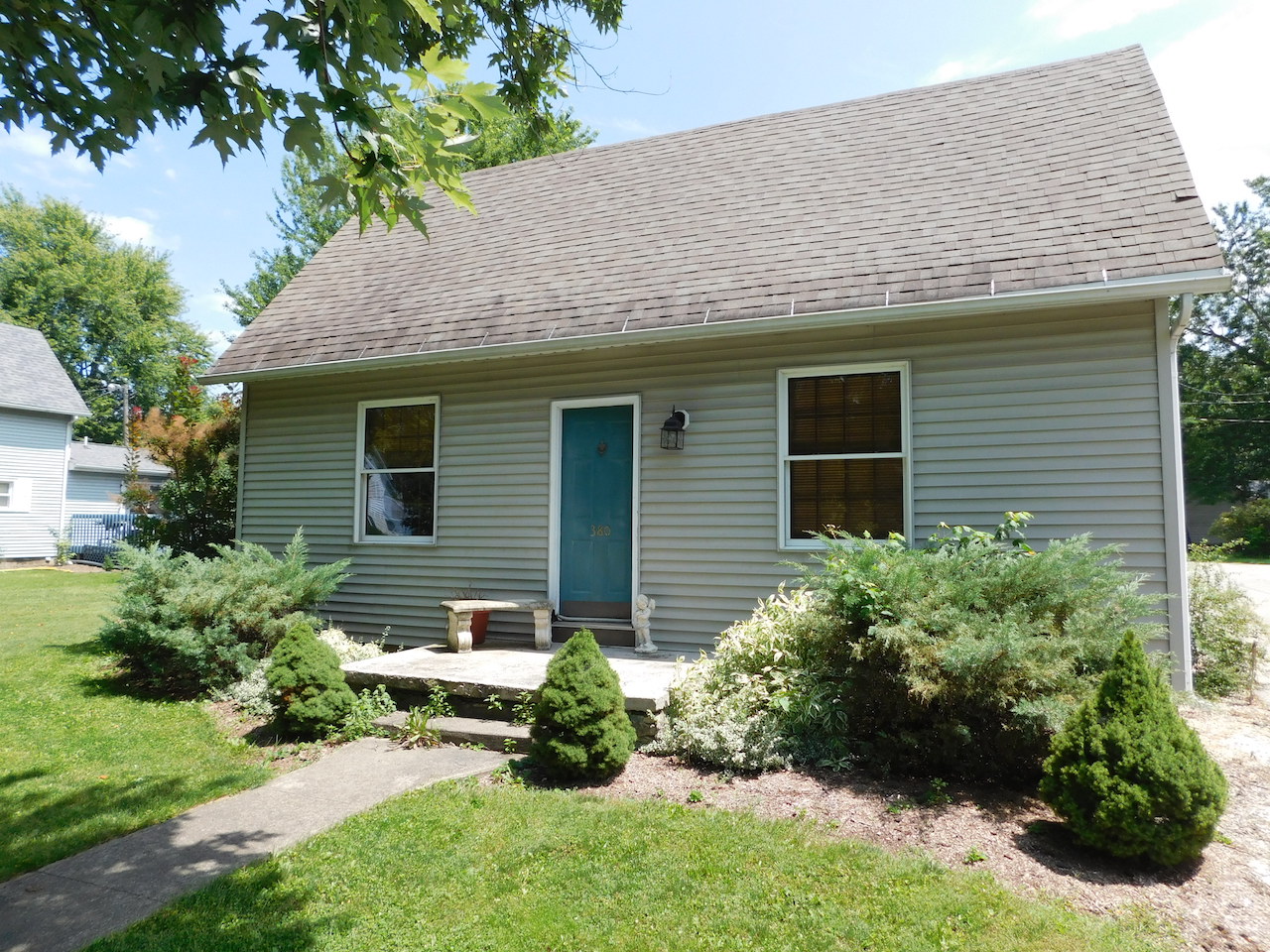 Well maintained 3 bedroom home and garages in Markle Indiana Scheerer McCulloch Indiana