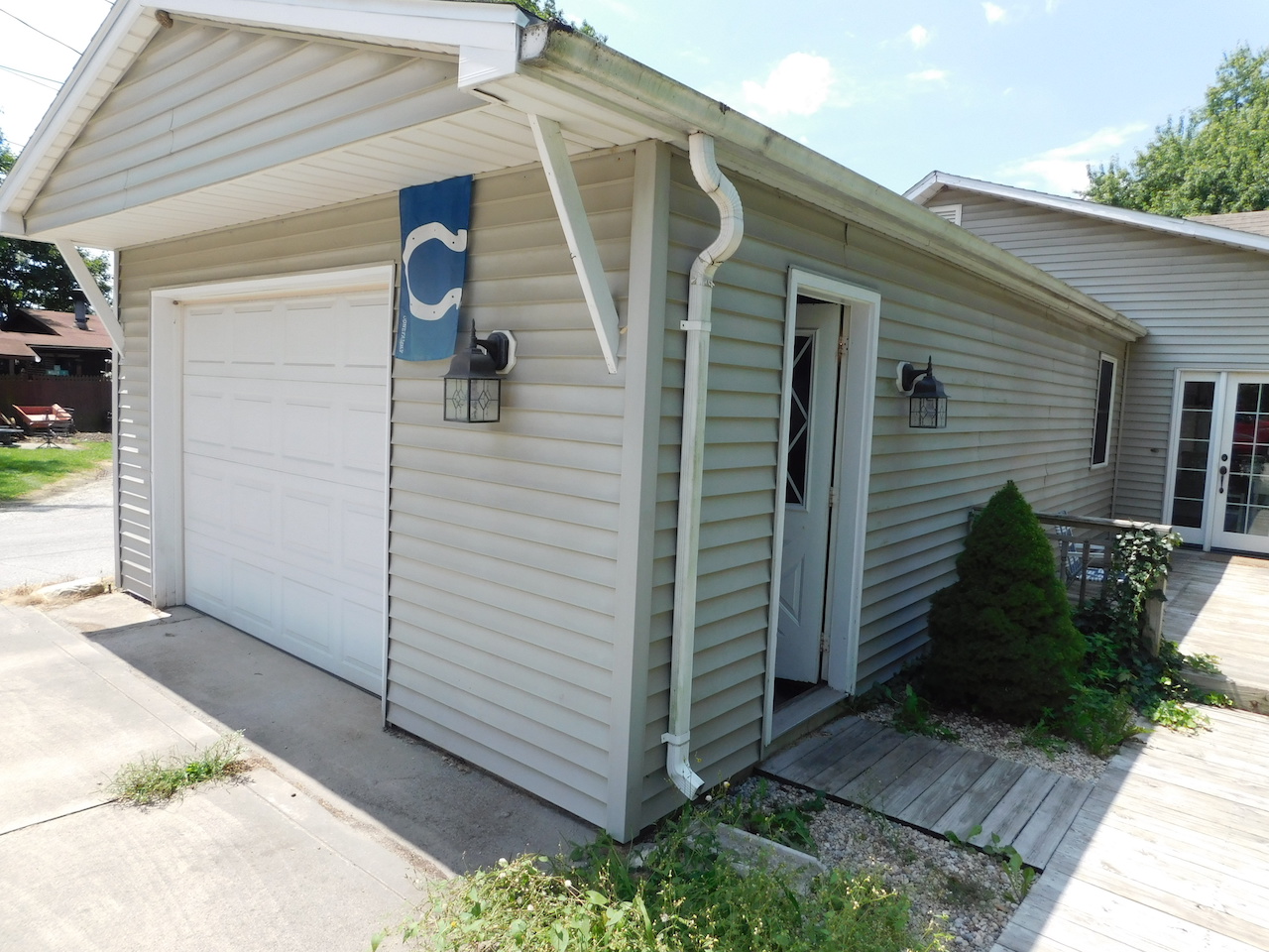 Well maintained 3 bedroom home and garages in Markle Indiana Scheerer