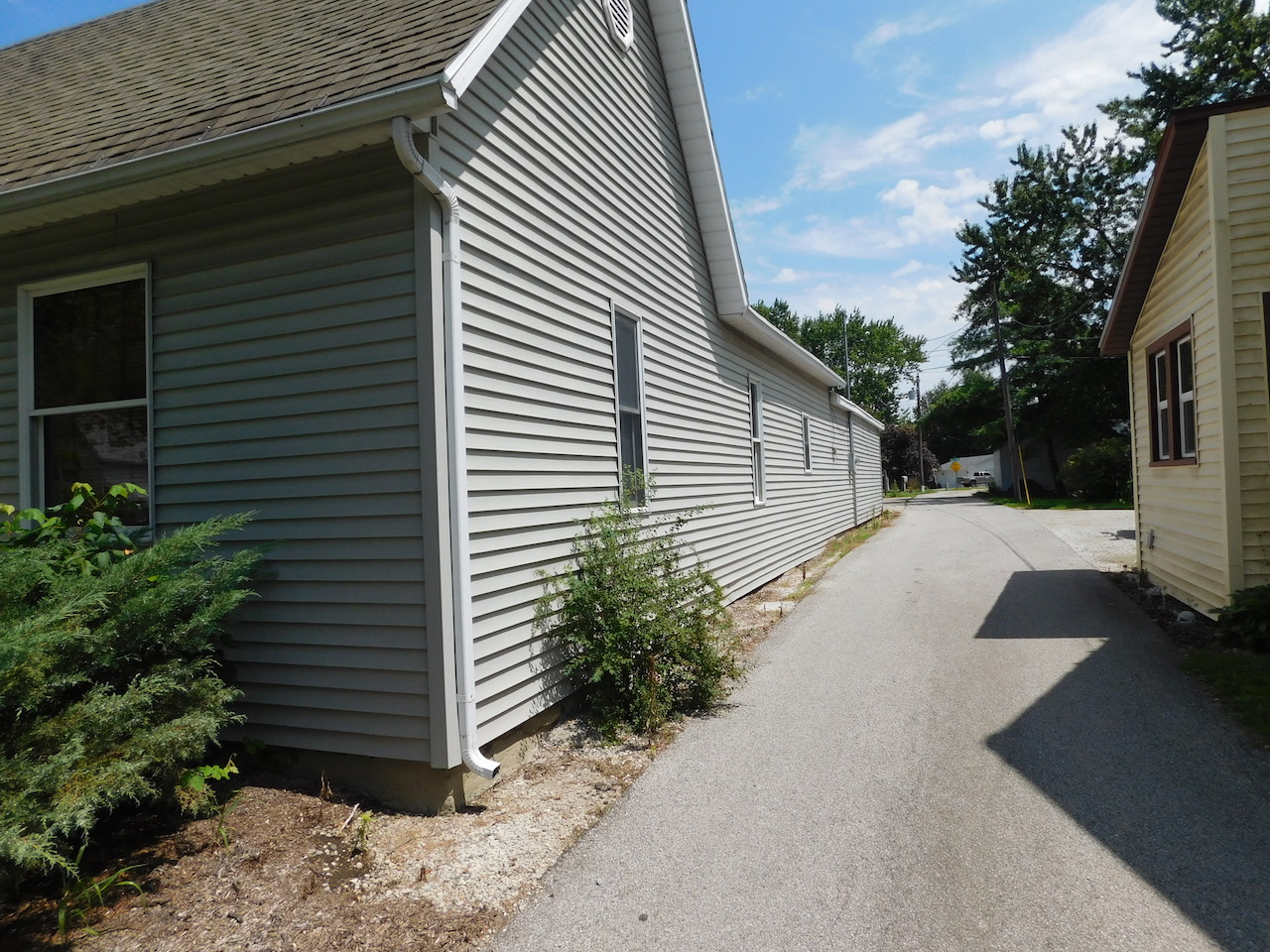 Well maintained 3 bedroom home and garages in Markle Indiana Scheerer McCulloch Indiana