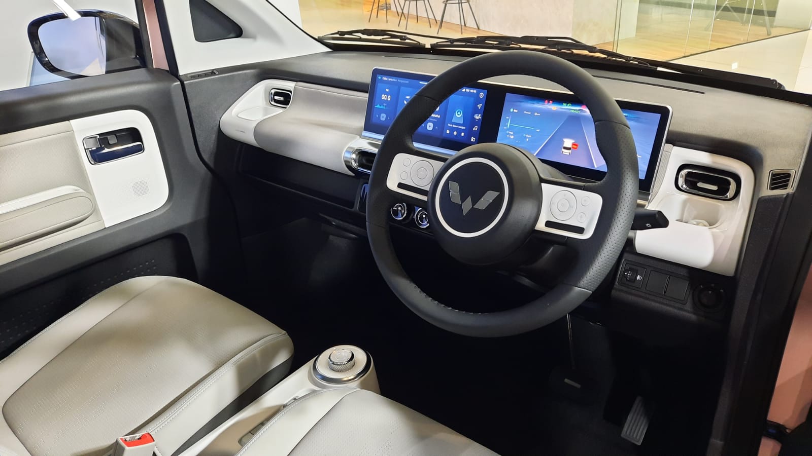 Wuling Air EV Long Range Vs Standar, Banyak Bedanya! Moladin