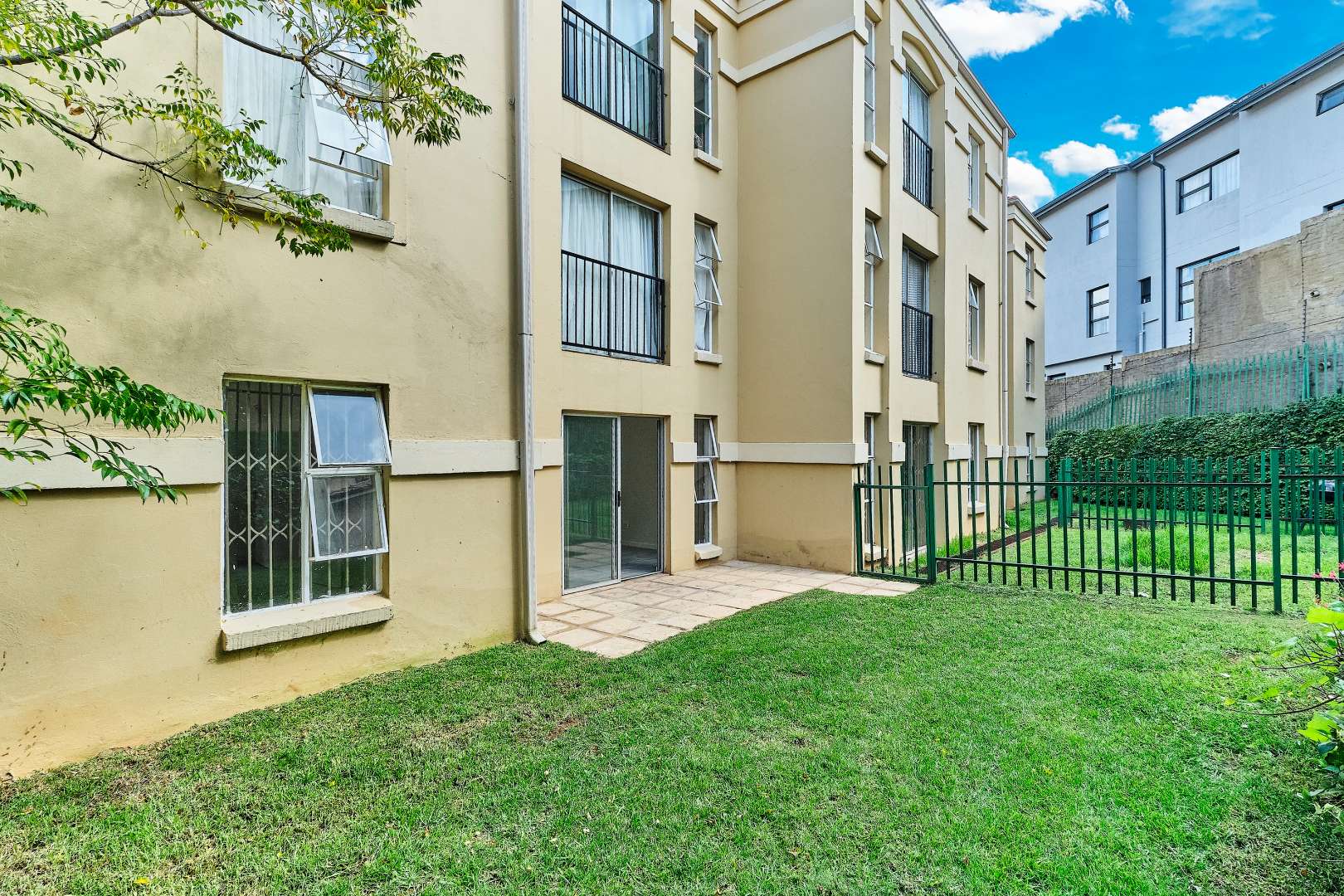 2 Bedroom Apartment in Northcliff, Randburg For Sale for R 800,000 1941198