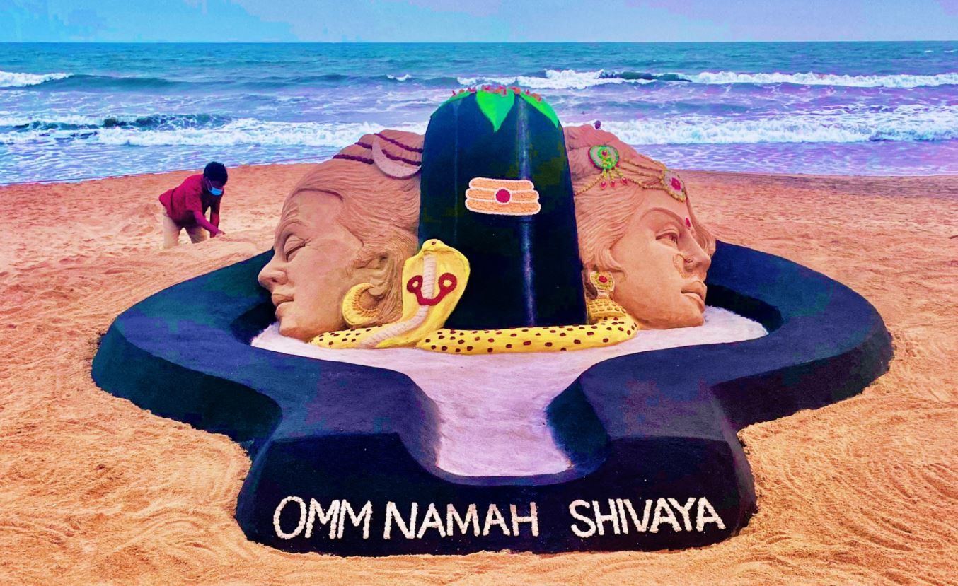 Famous Sand Artist Sudarsan Pattnaik Creates Sculpture of Lord Shiva at Puri beach on the