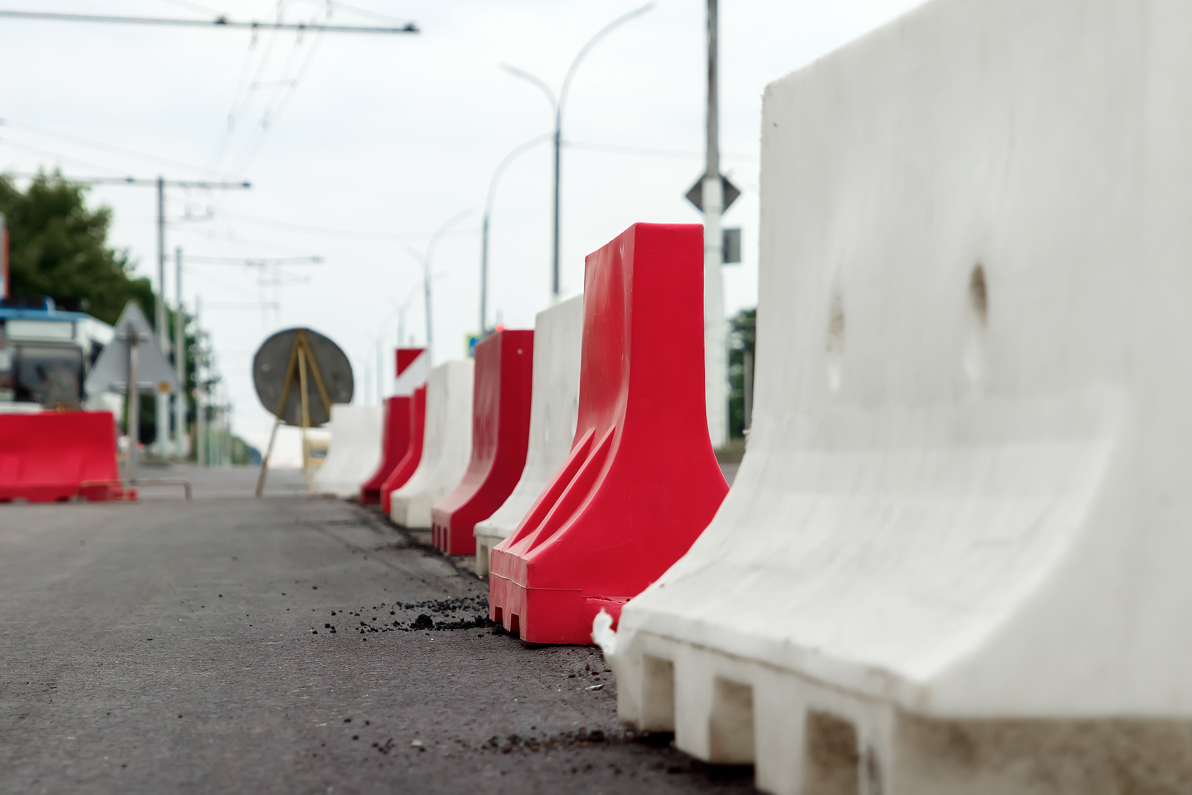 Roadside barriers Choosing between concrete, plastic and MASS safety