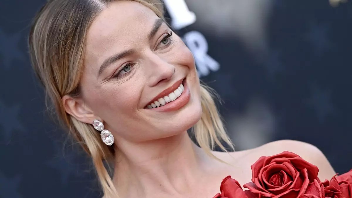 Behind Margot Robbie’s Iconic Engagement Photo and Love Story Behind Margot Robbie’s Iconic Engagement Photo and Love Story