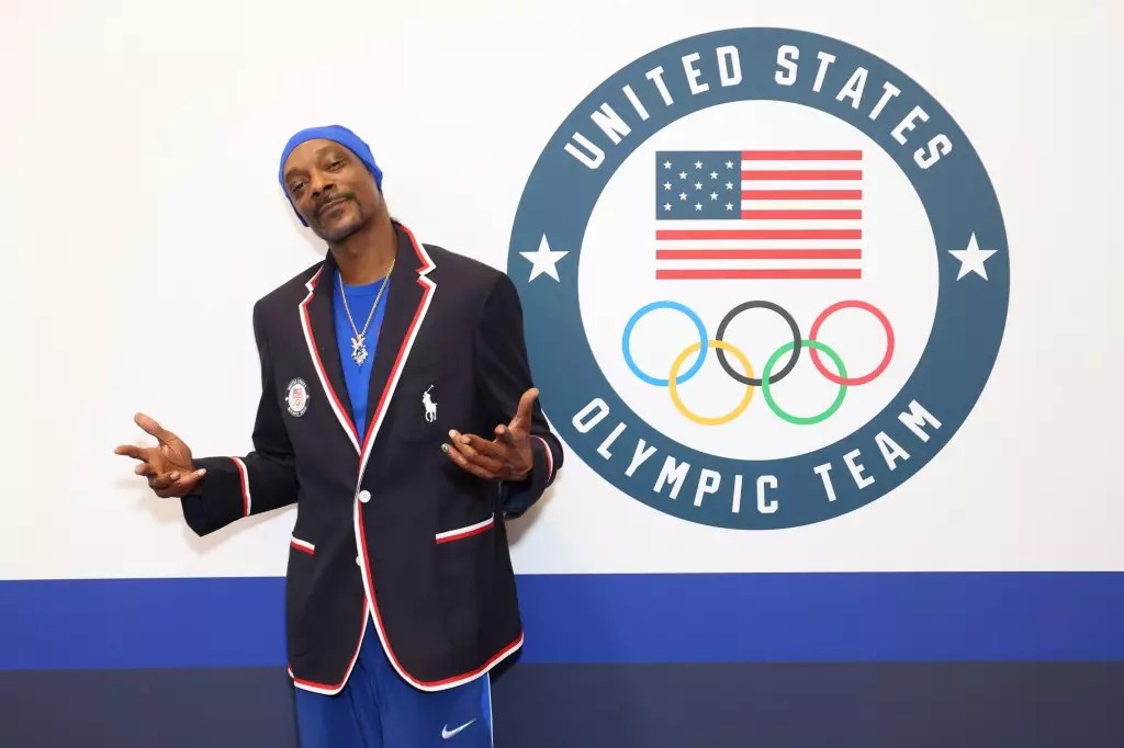 Snoop Dogg to Carry Olympic Torch in Final Leg of France Tour Snoop Dogg to Carry Olympic Torch in Final Leg of France Tour