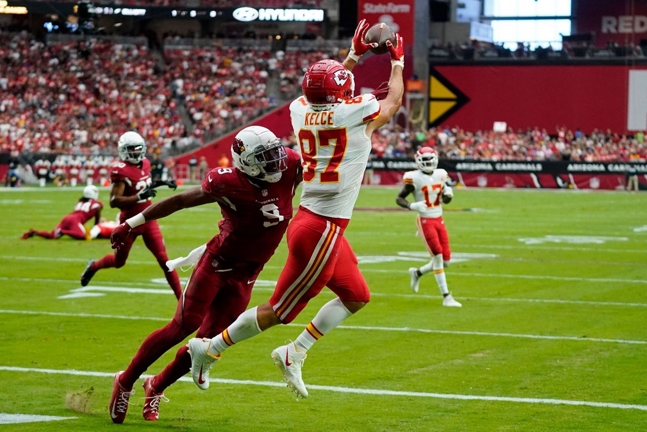 Mahomes throws 5 TDs, Chiefs hammer Cardinals 4421
