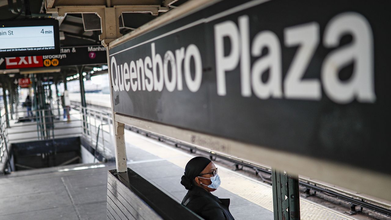 Manhattanbound trains to pass Queensboro Plaza station