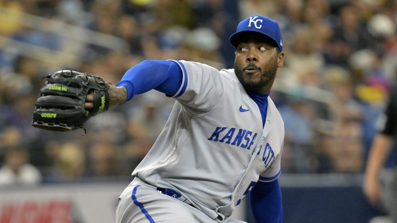 Chapman back in bullpen for contender after trade to Rangers