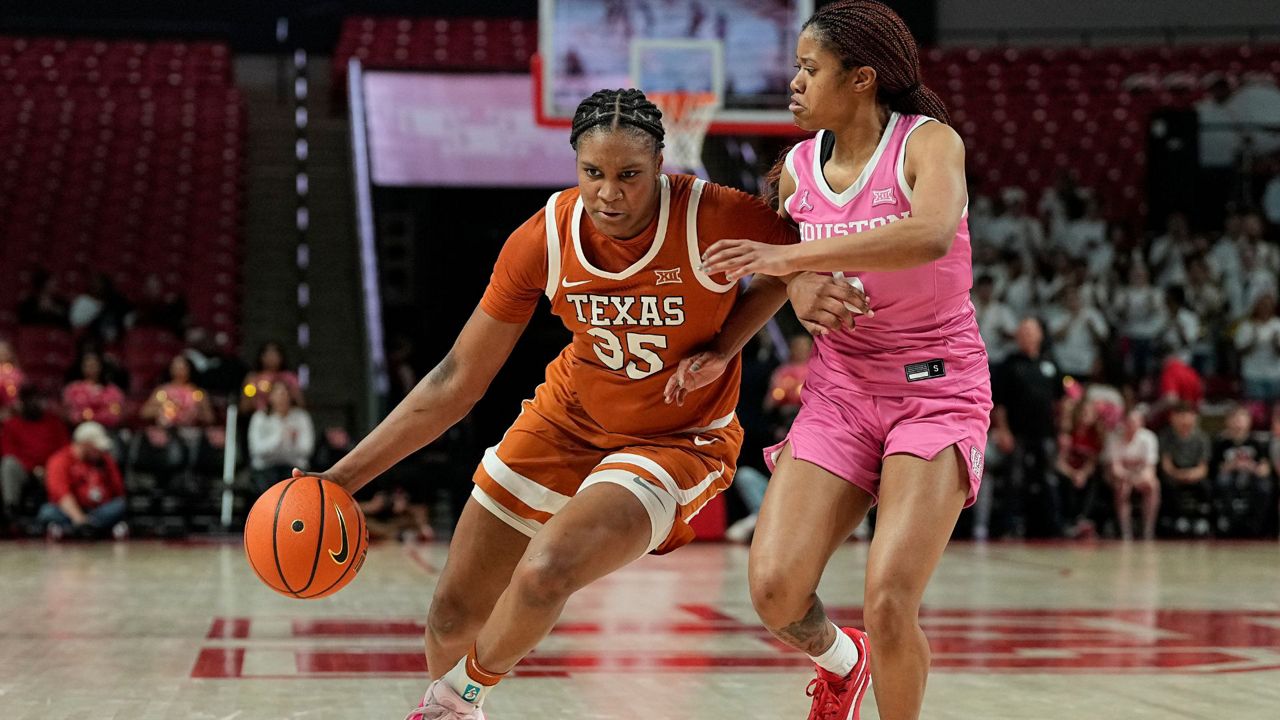 No. 5 Texas wins 5th straight, 8266 over Houston