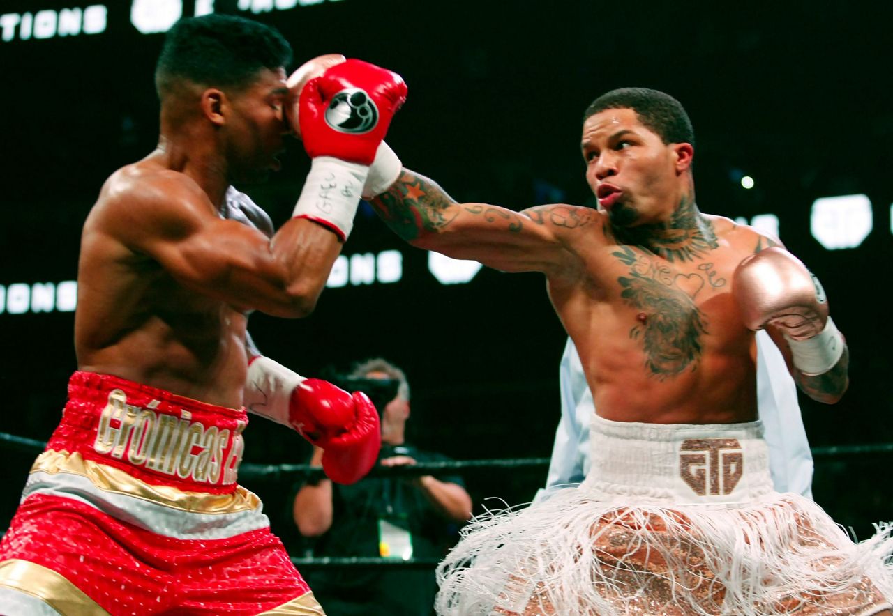Davis knocks out Gamboa in 12th, wins WBA lightweight title