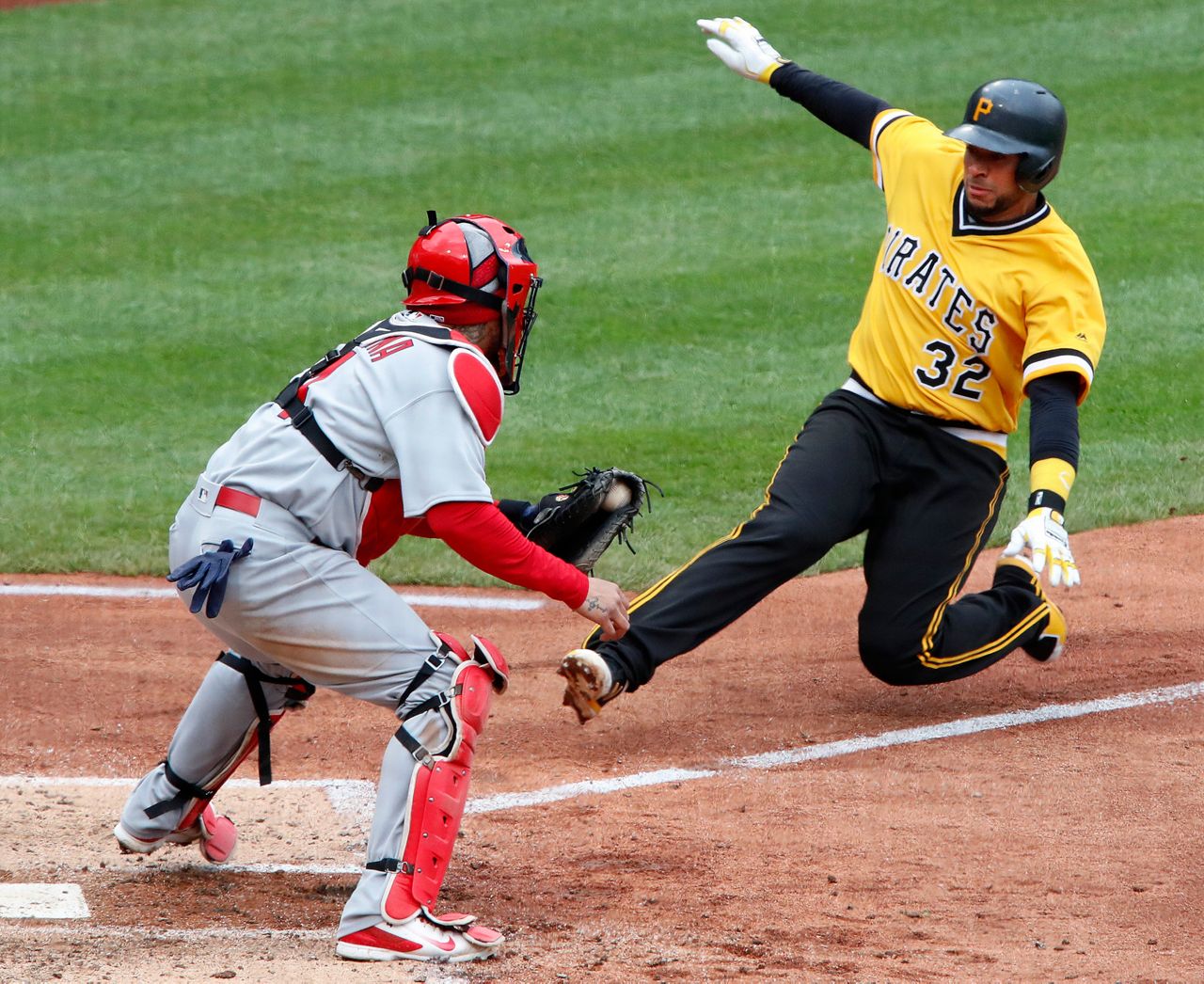 Kingham flirts with perfecto in MLB debut, Pirates top Cards