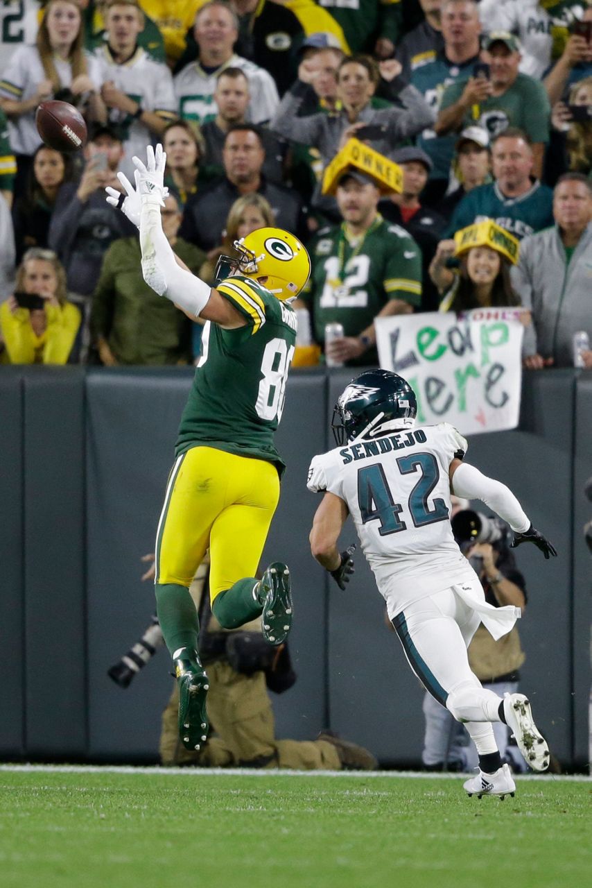Eagles pick off Rodgers' late pass, beat Packers 3427