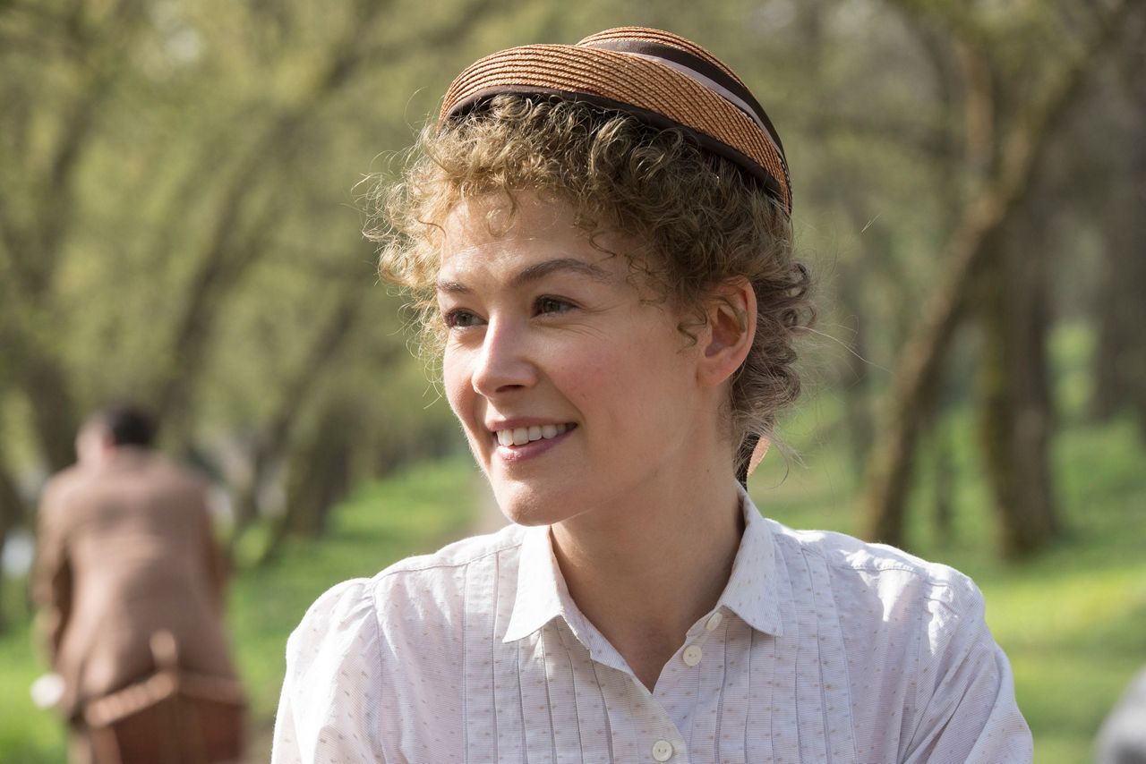 Review A Marie Curie biopic in 'Radioactive'