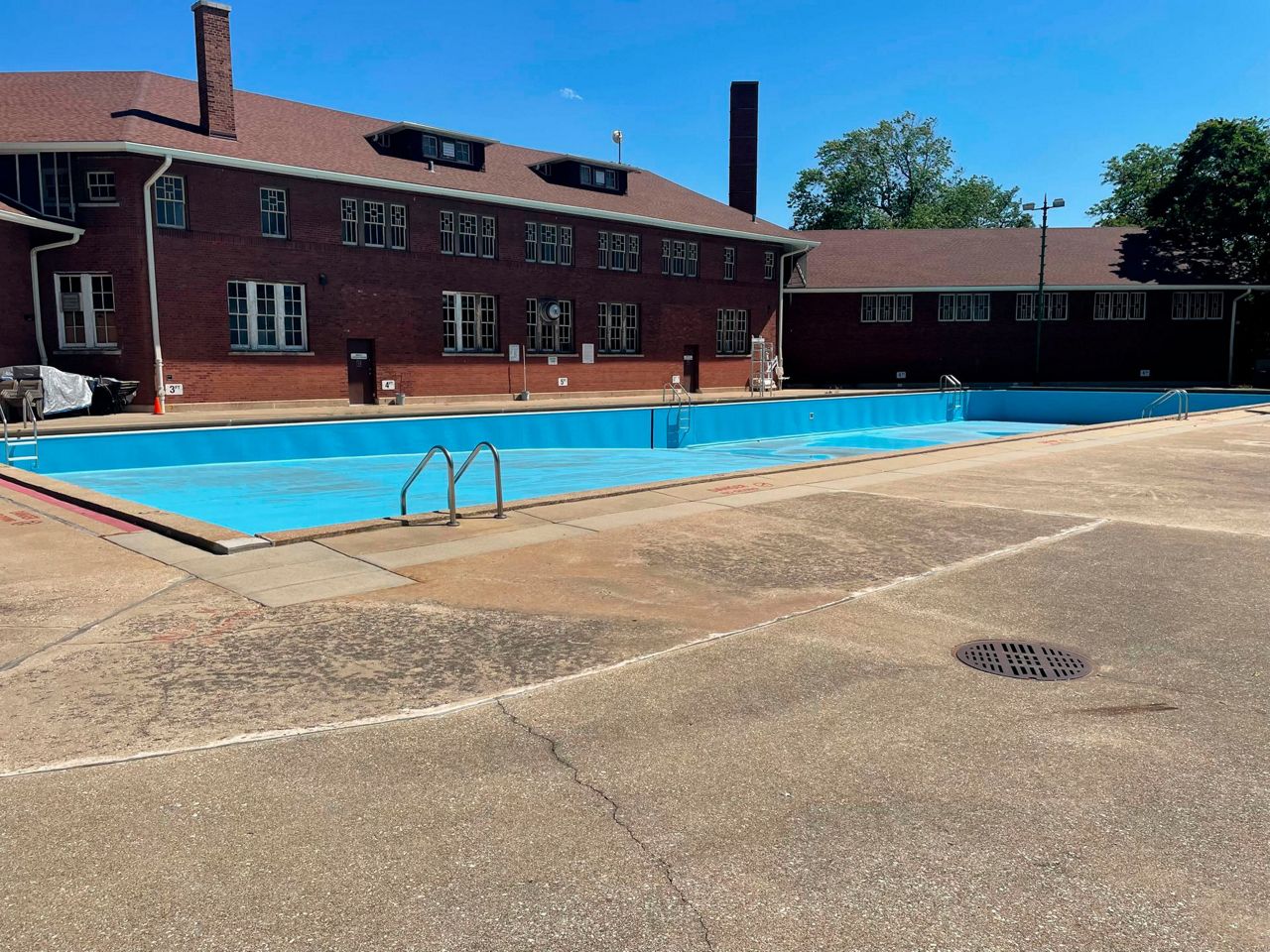 US pools close, go without lifeguards amid labor shortage