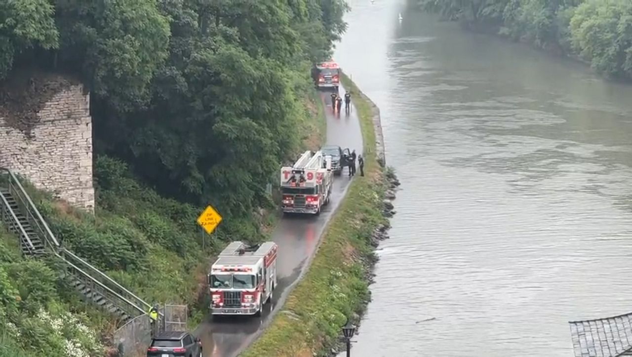 Police Boat capsizes during tour at Lockport caves
