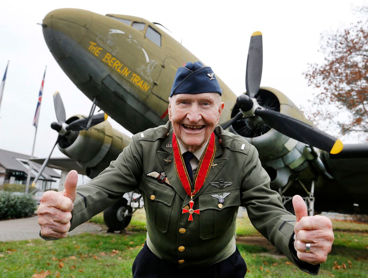 'Candy Bomber' who dropped sweets during Berlin Airlift dies