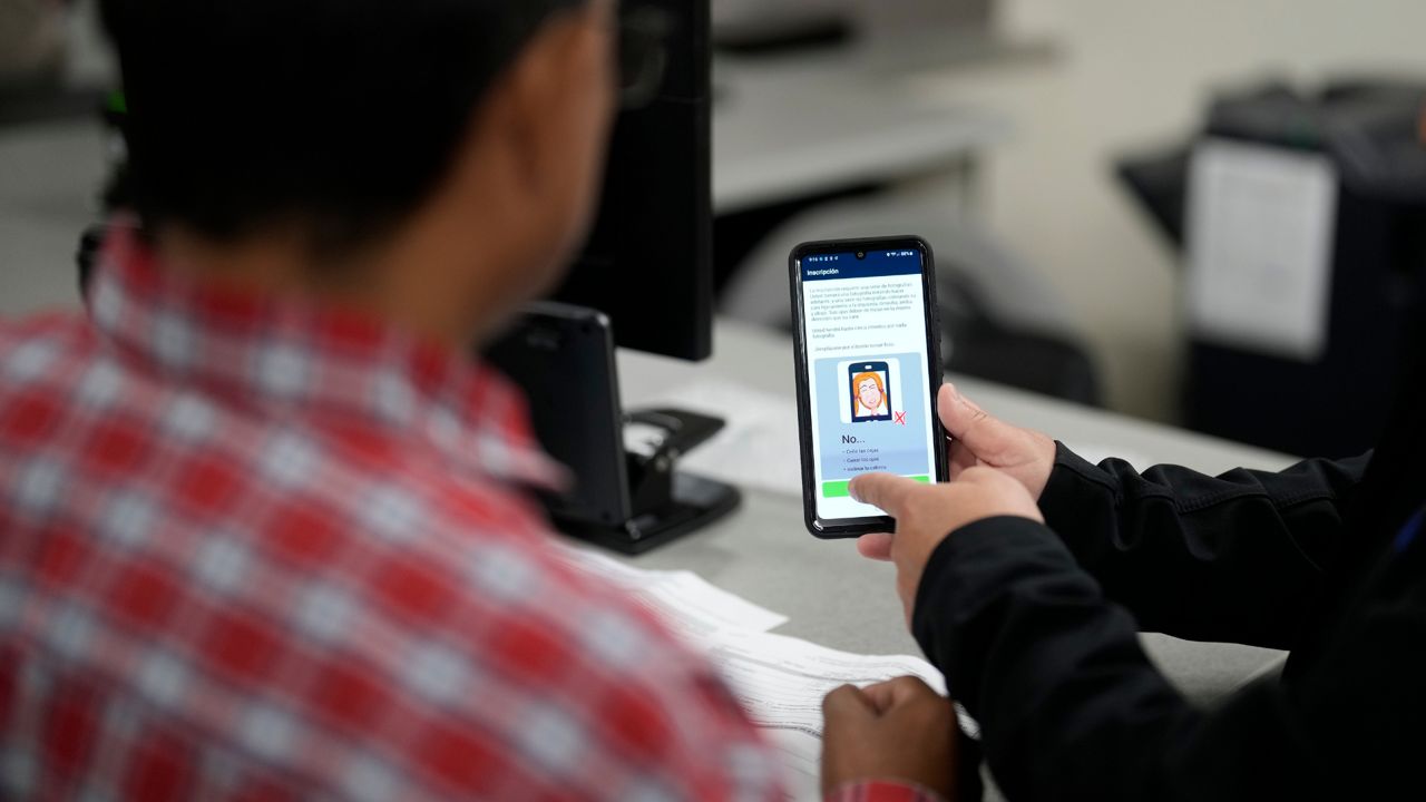 U.S. expands curfews for asylumseeking families