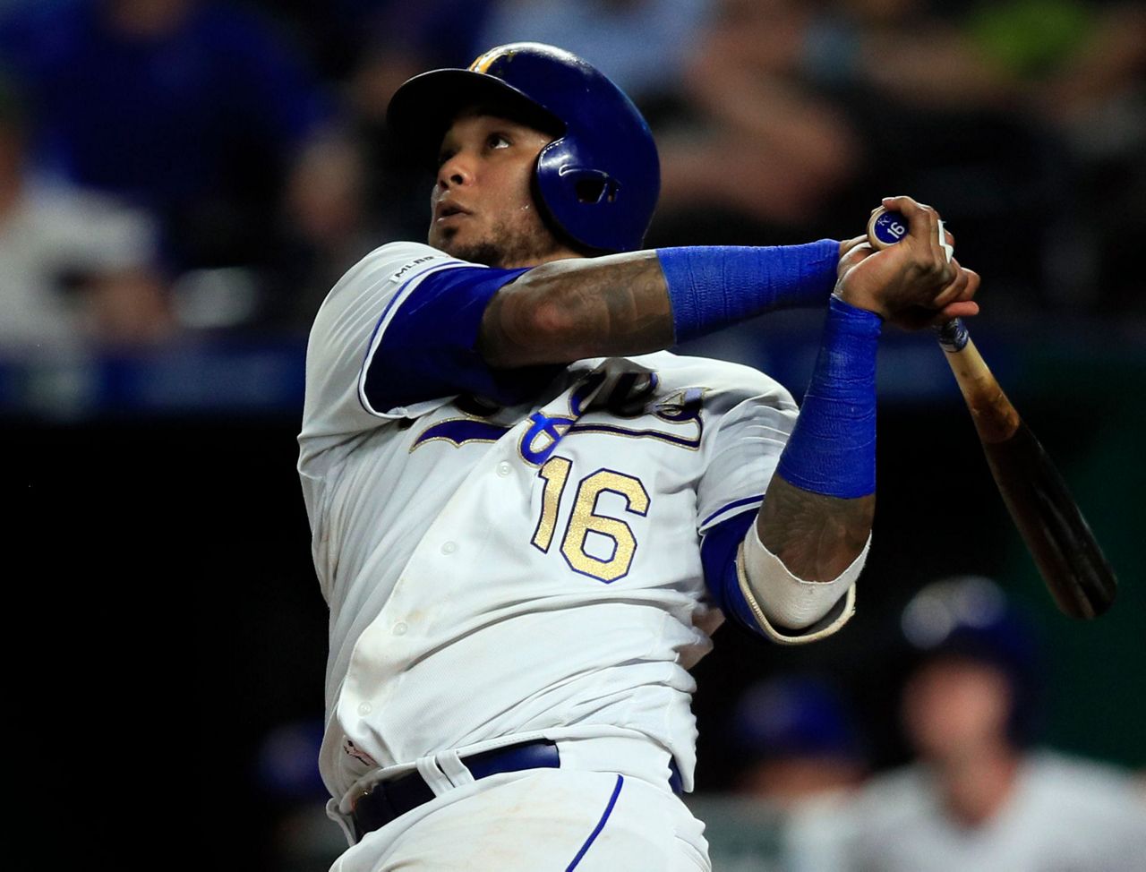 Cubs get catcher Maldonado from Royals for LHP Montgomery