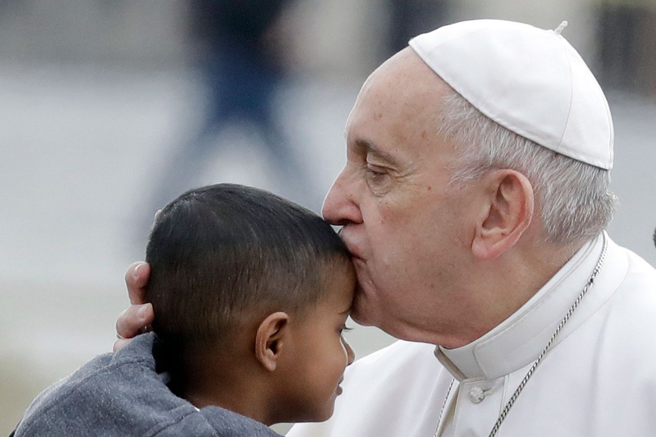 Pope allows ring kissing after earlier pulling hand away
