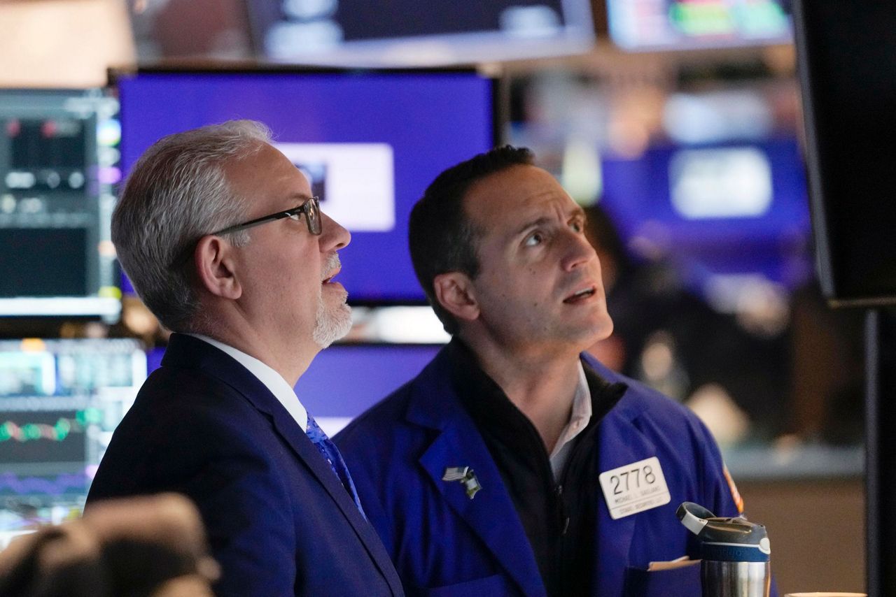 Average Wall Street bonuses dipped 26 to 176,700 last year