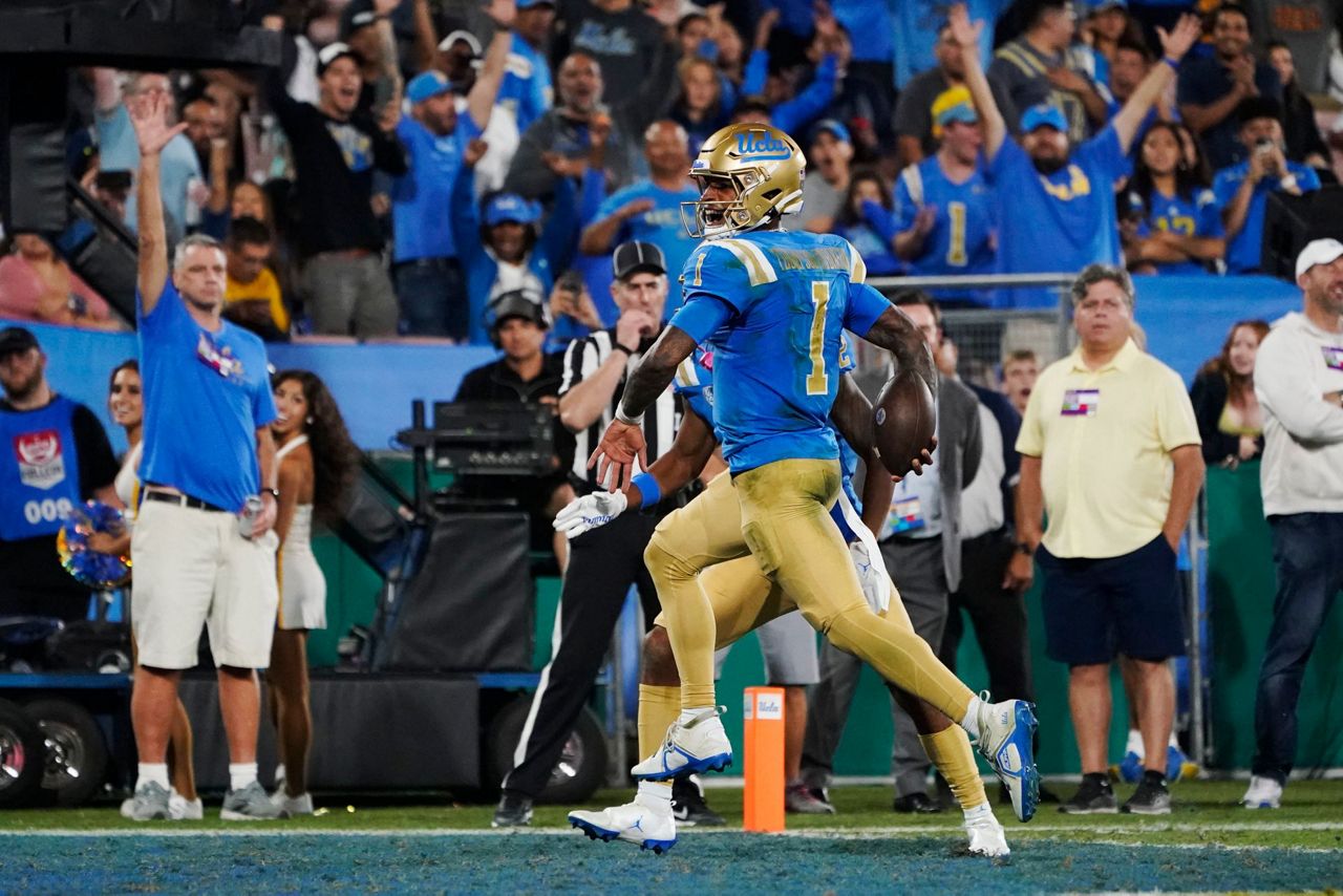 ThompsonRobinson leads UCLA past No. 15 Washington, 4032