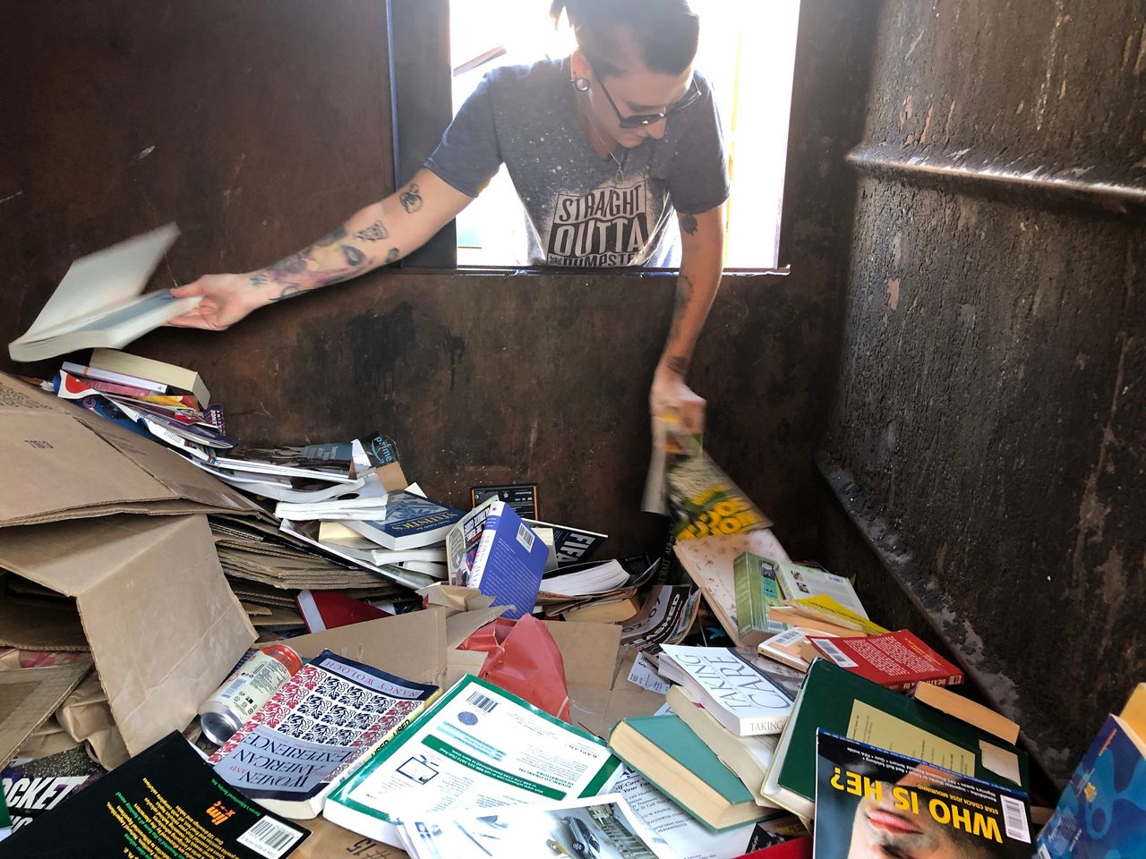 Dumpster-Diving Mom Makes Thousands Selling "Garbage"