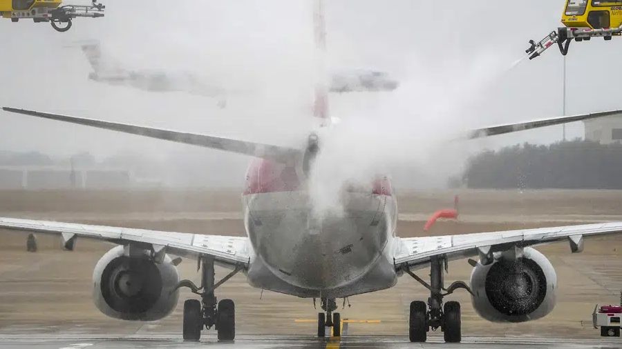 Winter storm prompts ground stop at DFW Airport