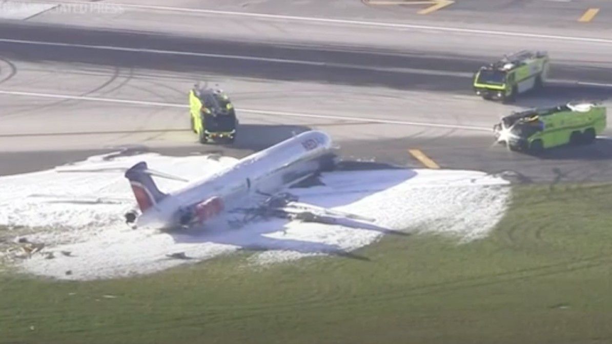 Official Plane fire at Miami airport, 3 minor injuries