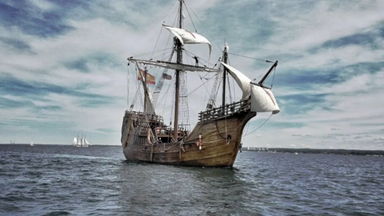 Replica tall ship sailing in to Rochester for tours