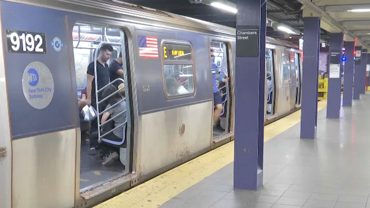 Mujer empujada a las vías del tren en Manhattan