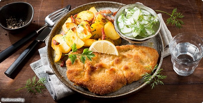 Schnitzel nach Wiener Art mit Bratkartoffeln und GurkenDillSalat
