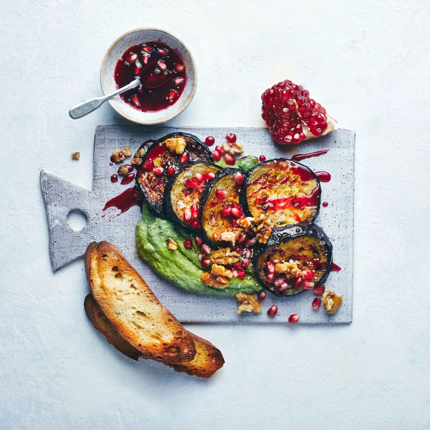 Geröstete Aubergine mit grünem Hummus und Granatapfelsauce ALDI