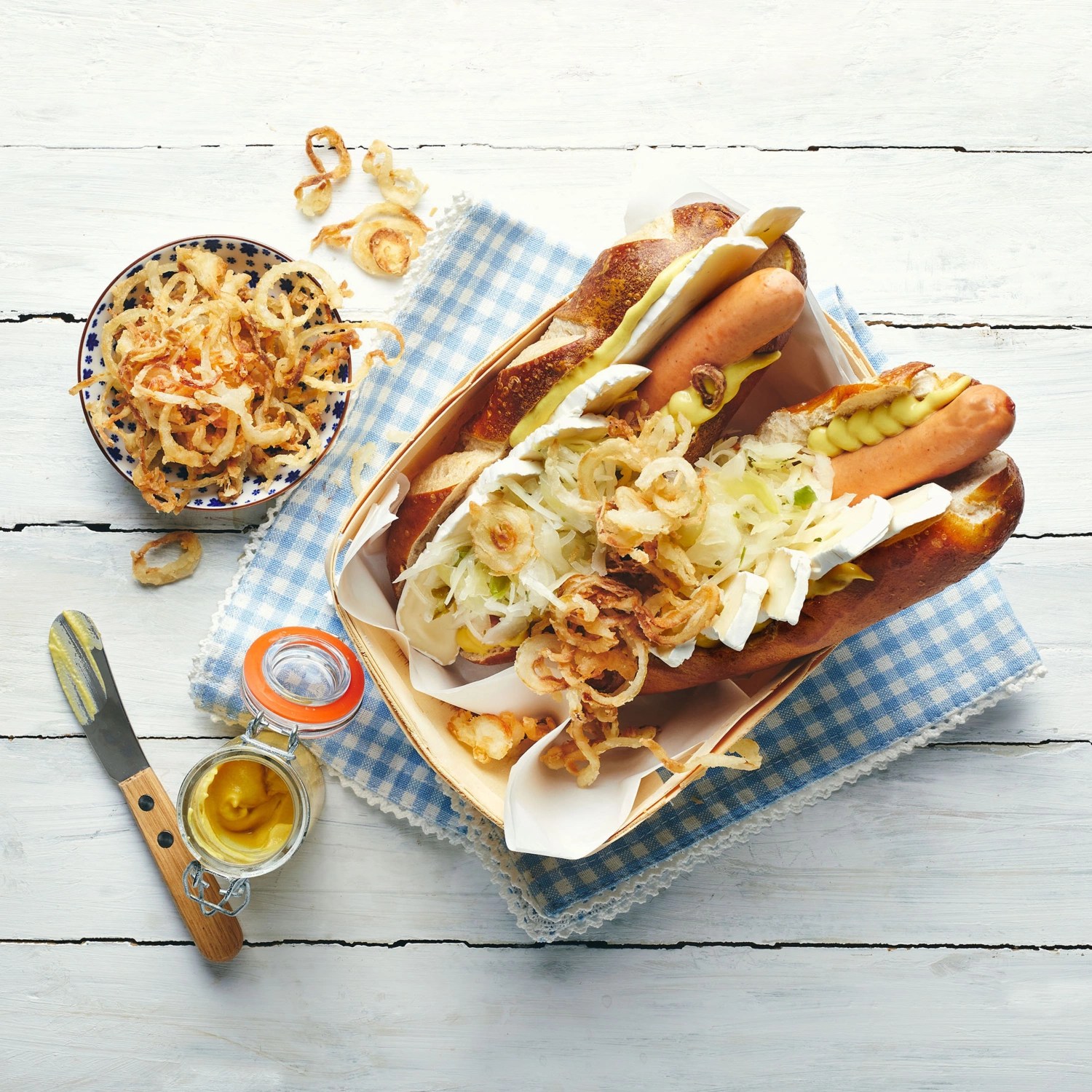 Bayerischer Hot Dog mit Camembert, Weißkohl und Zwiebeln ALDI Rezeptwelt