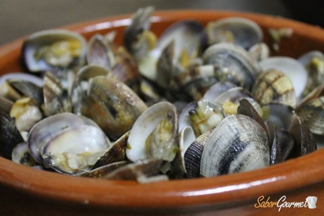 Almejas en salsa de vino blanco