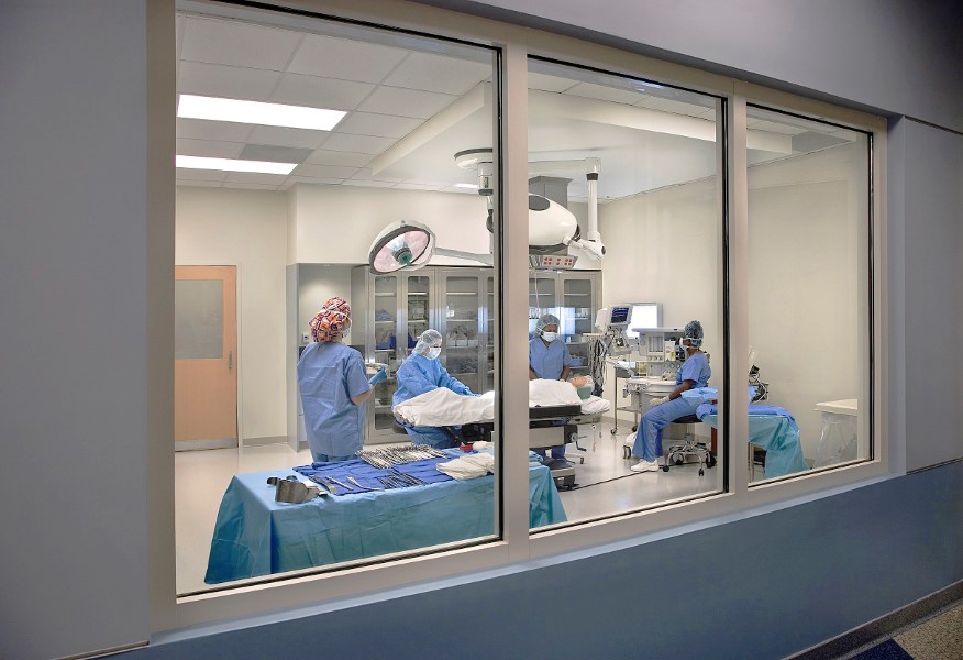 Transparent Lab Walls Enhance Collaboration, Sustainability and Safety