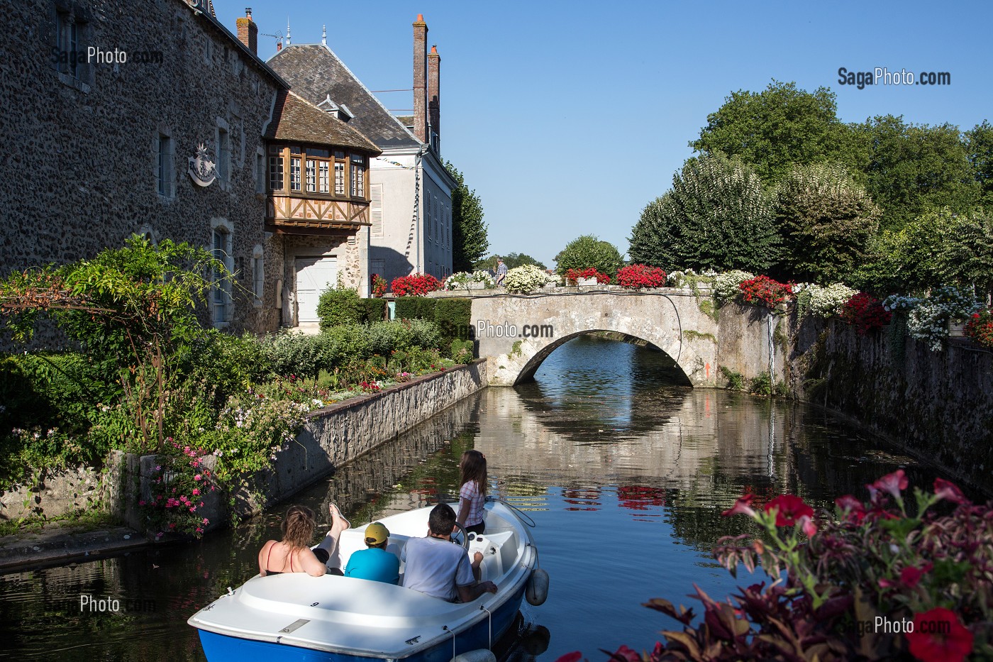 photo de PROMENADE EN BARQUE ELECTRIQUE SUR LES FOSSES DU LOIR QUI