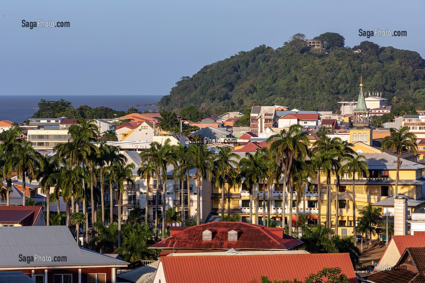 photo de VILLE DE CAYENNE AVEC LA PLACE DES PALMISTES, LA CATHEDRALE ET