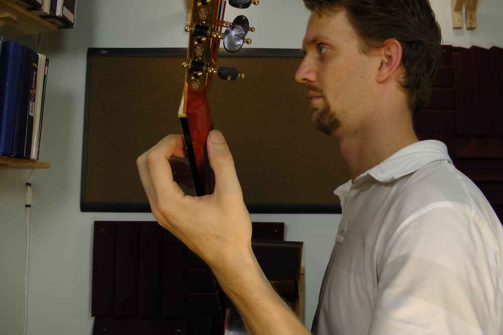 What is the correct left hand position on guitar?