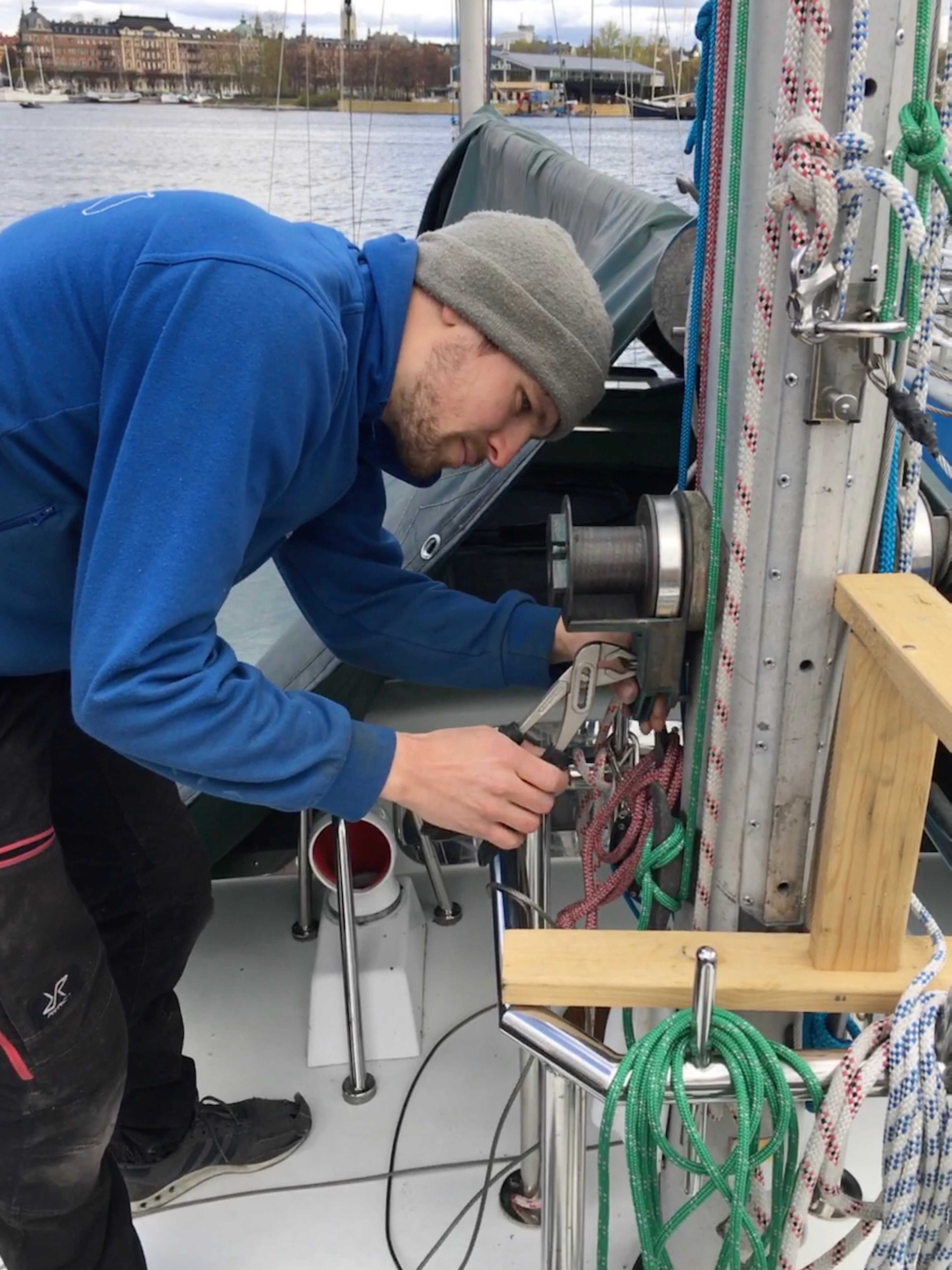 New halyard winch for the main mast — Sailing AnneMon