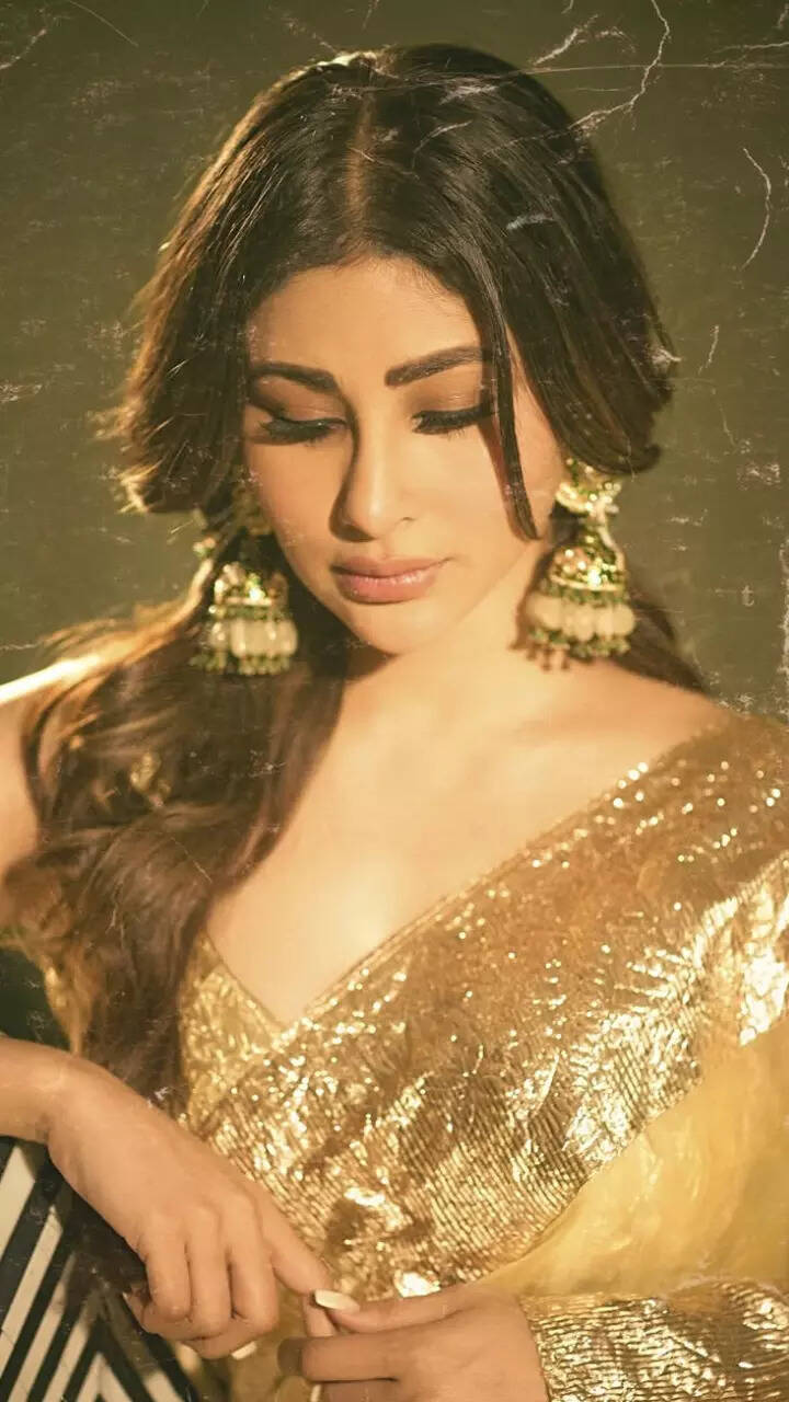Mouni Roy’s golden saree look after Cannes is so stunning Mouni Roy’s golden saree look after Cannes is so stunning