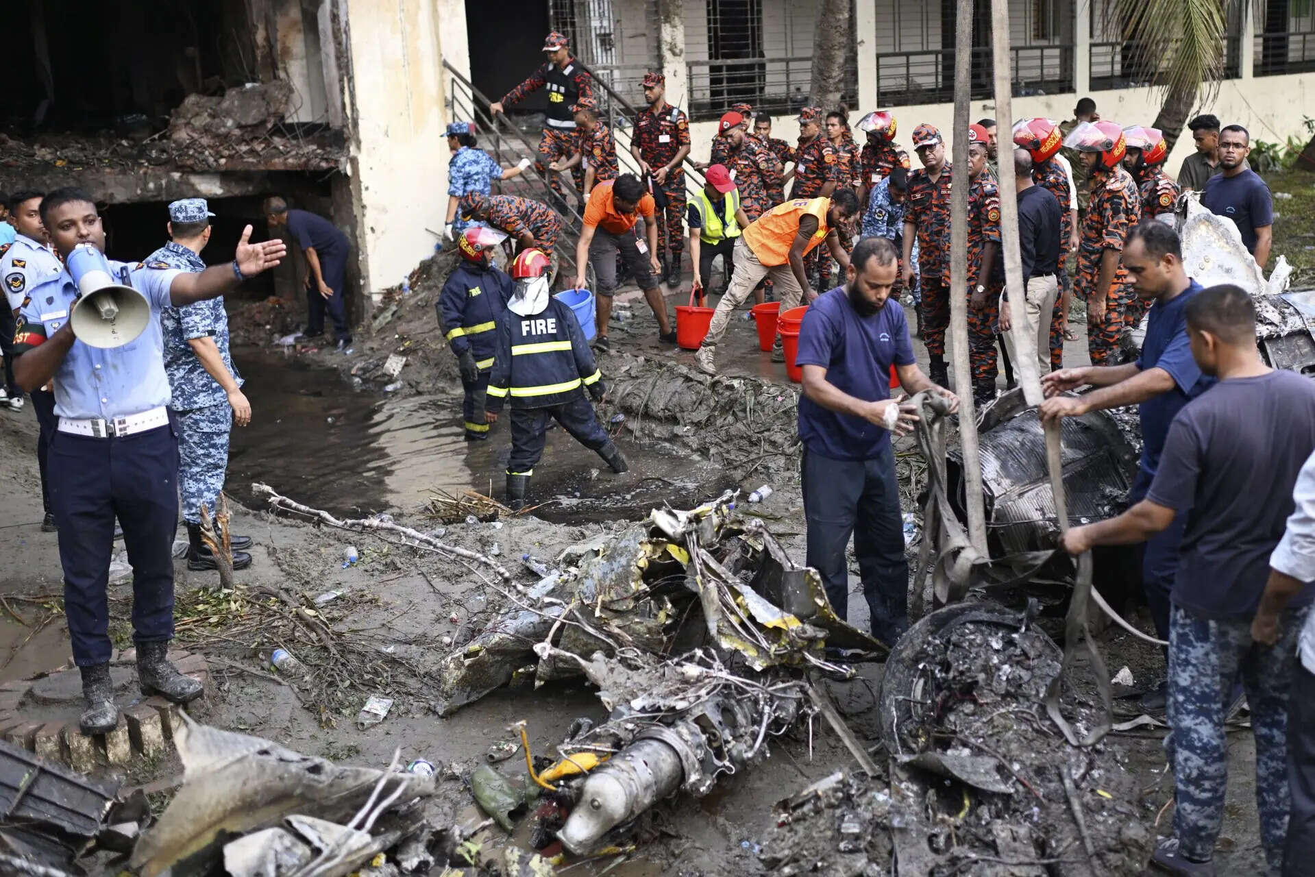 A Bangladesh Air Force training jet crashes into a Dhaka school, killing at least 19ETEducation A Bangladesh Air Force training jet crashes into a Dhaka school, killing at least 19ETEducation